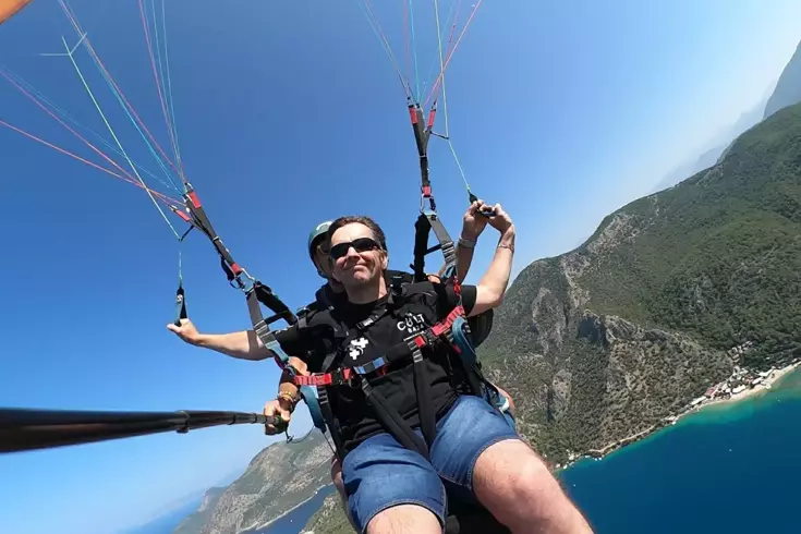 Görme Engelli İngiliz Turist Babadağ’da Tandem Yamaç Paraşütü Uçuşu Yaptı