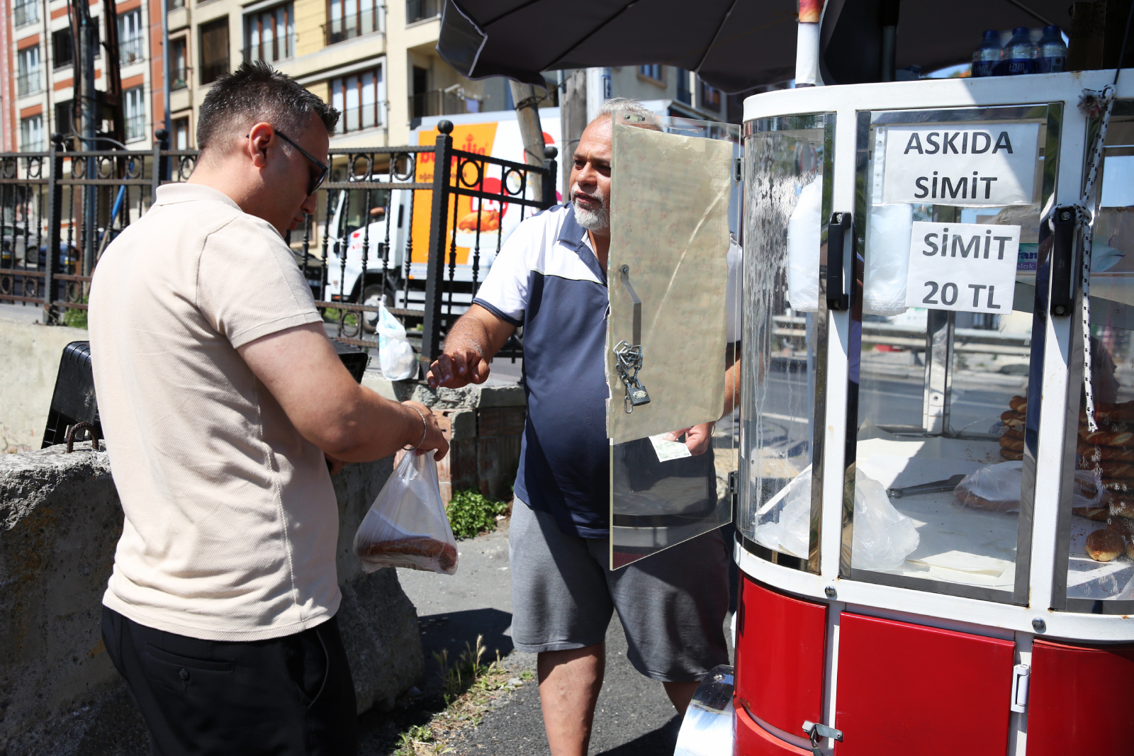 Eyüpsultan Belediyesi’nden kadın girişimcilere destek: Yıldız Teyze kendi simit tezgâhının başında