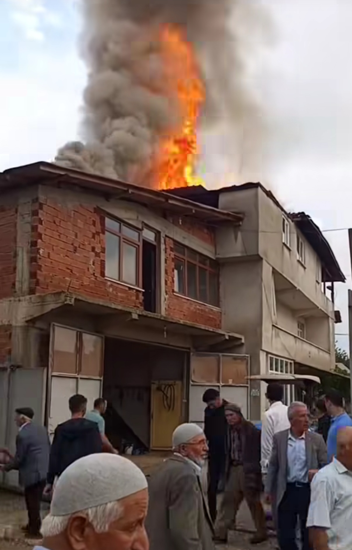 KASTAMONU HALAÇLI KÖYÜNDE YANGIN ÇIKTI.