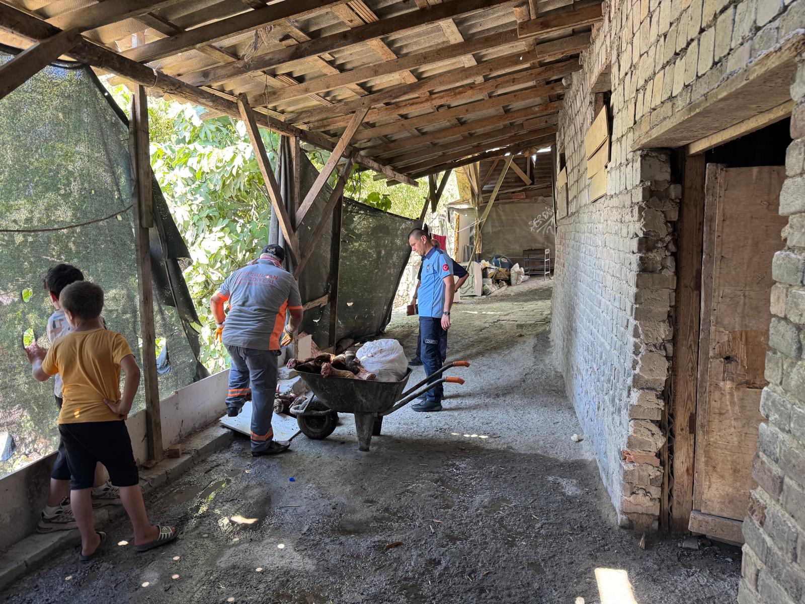 Eyüpsultan’da ruhsatsız hayvan ayağı tesisine baskın: 500 kilo ürün imha edildi