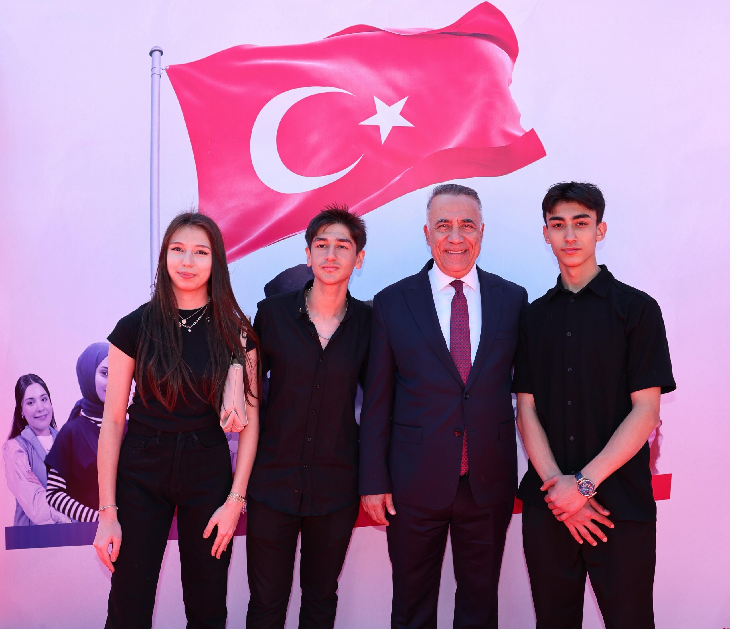 Sultangazi Belediye Başkanı Abdurrahman Dursun, 30 Ağustos Zafer Bayramı dolayısıyla bir mesaj yayınladı. Başkan Dursun mesajında şu ifadelere yer verdi: