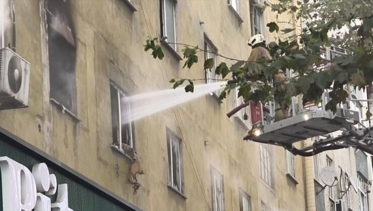 Sultangazi’de yanan iş hanı söndürüldü