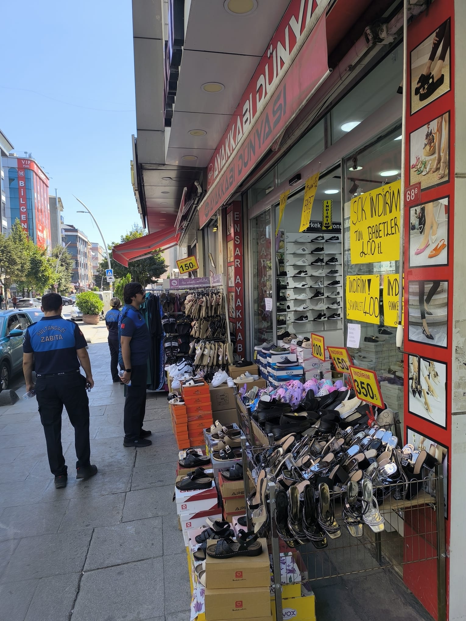 Sultangazili Zabıtalardan Kaldırım İşgaline Geçit Yok