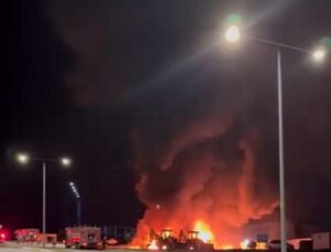 Arnavutköy’de Endüstri Bölgesinde Korkutan Yangın: 2 Tanker ve İş Makineleri Cayır Cayır Yandı