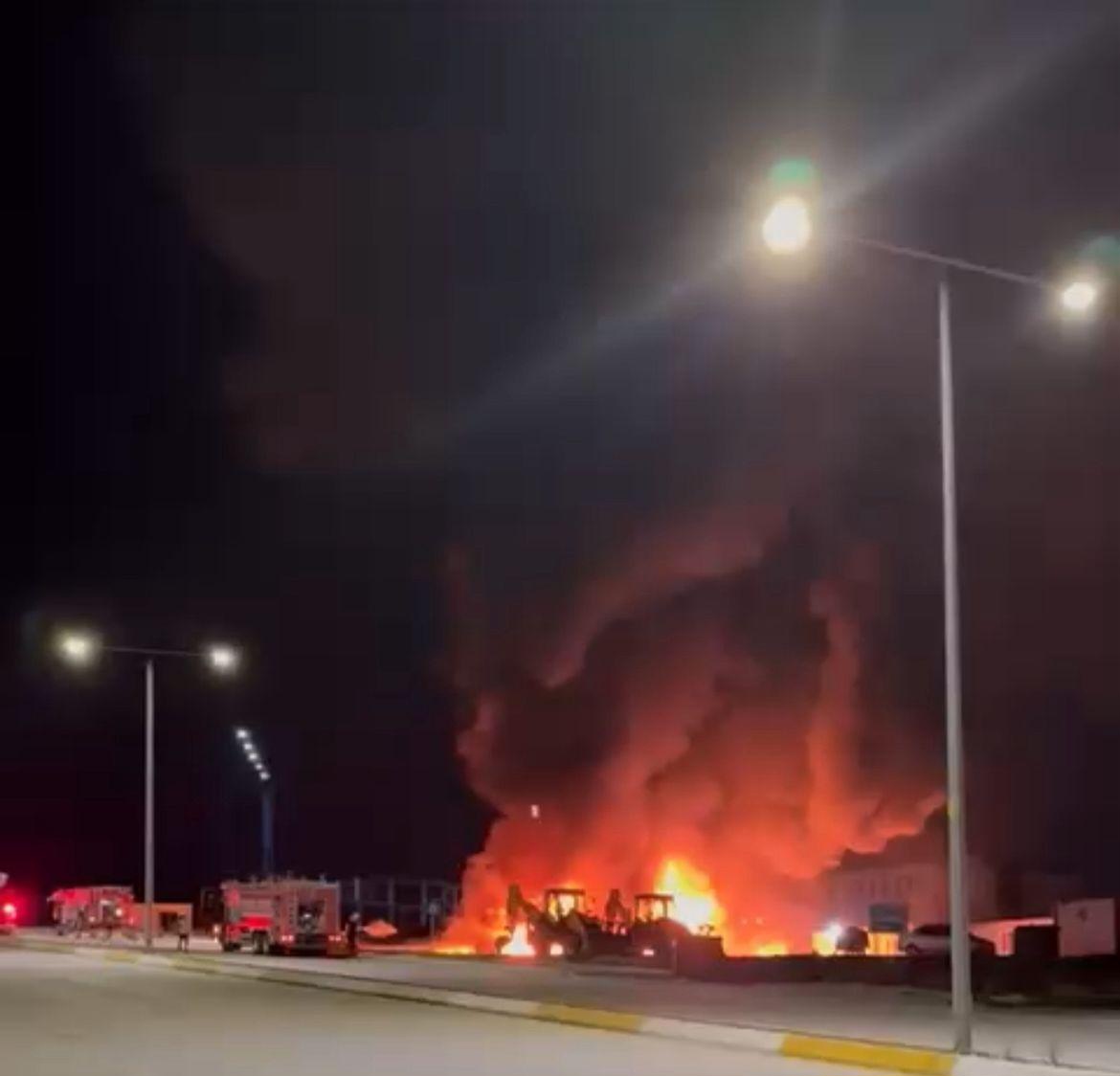 Arnavutköy’de Endüstri Bölgesinde Korkutan Yangın: 2 Tanker ve İş Makineleri Cayır Cayır Yandı