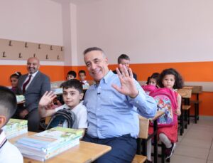 Sultangazi Belediyesi’nden 1. Sınıf Öğrencilerine Büyük Destek! 15 Bin Öğrenciye Çanta ve Kırtasiye Seti