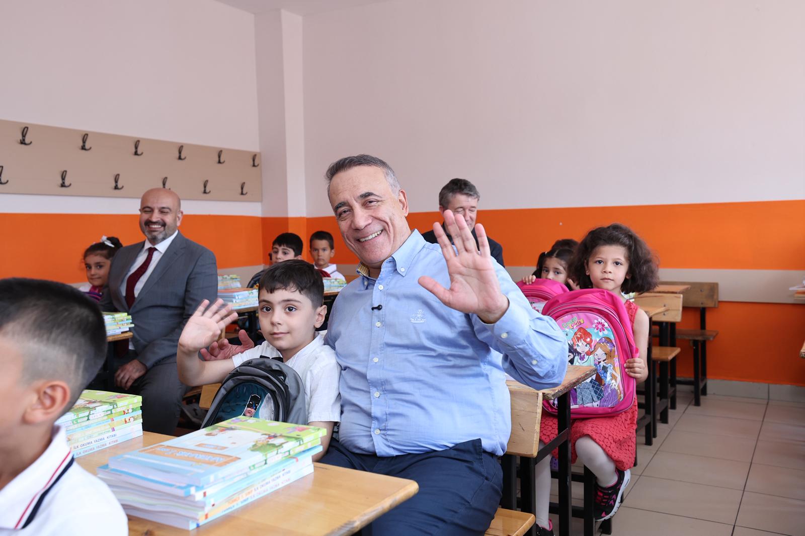 Sultangazi Belediyesi’nden 1. Sınıf Öğrencilerine Büyük Destek! 15 Bin Öğrenciye Çanta ve Kırtasiye Seti