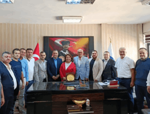 (KASDER) Kastamonulular Derneği’nden SGK Müdürü Hülya Korkmaz’ı Makamında ziyaret etti.