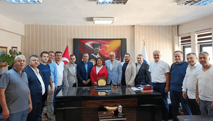 (KASDER) Kastamonulular Derneği’nden SGK Müdürü Hülya Korkmaz’ı Makamında ziyaret etti.