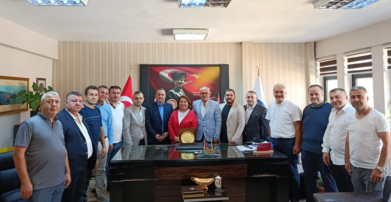 (KASDER) Kastamonulular Derneği’nden SGK Müdürü Hülya Korkmaz’ı Makamında ziyaret etti.