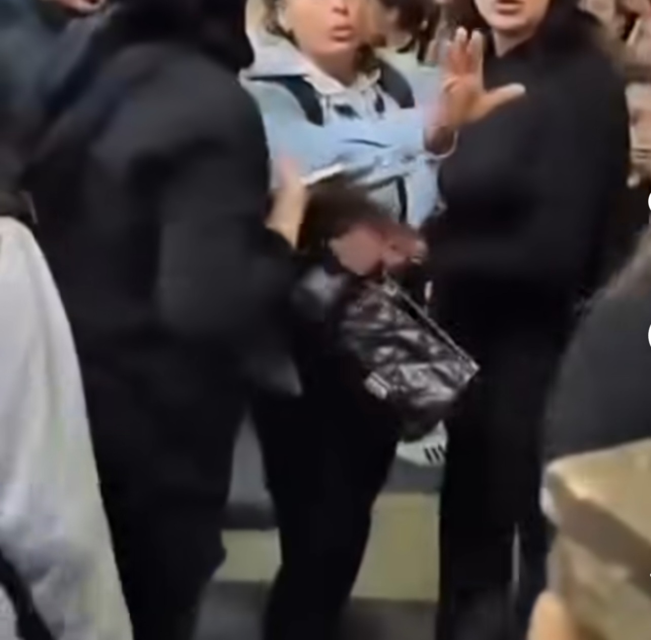 Gaziosmanpaşa’da Okul Önünde Kavga: Biber Gazı Ortalığı Karıştırdı!