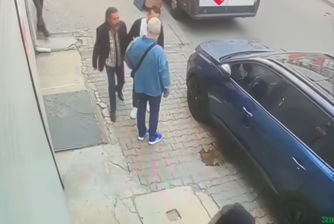 Gaziosmanpaşa’da Şaşırtan Olay: Aracın Üzerine İdrar Yaptı, Kavga Çıktı