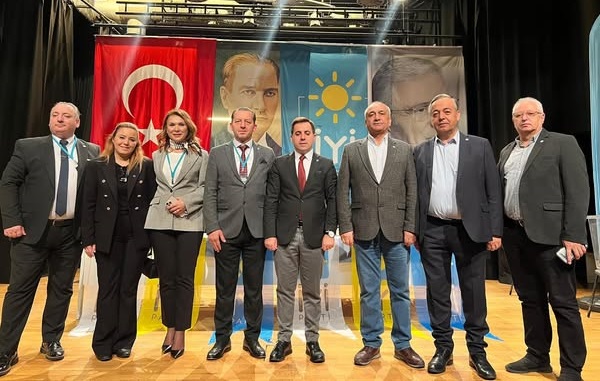 İYİ Parti Eyüpsultan kongresinde İbrahim Yıldırım, yeniden başkan seçildi