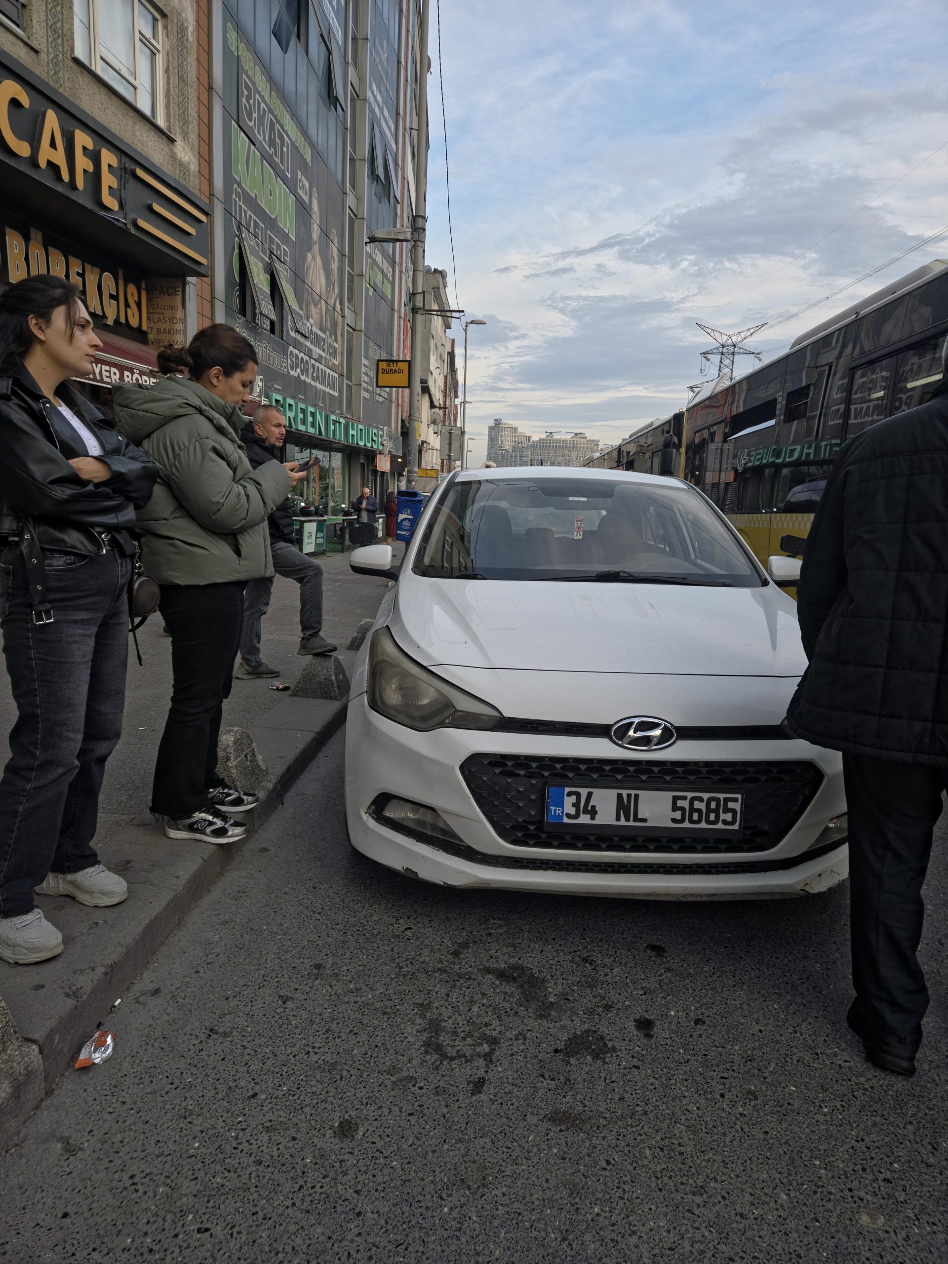 Sultangazi’de Durak Krizi: Otobüsler Yolun Ortasında Yolcu Alıyor