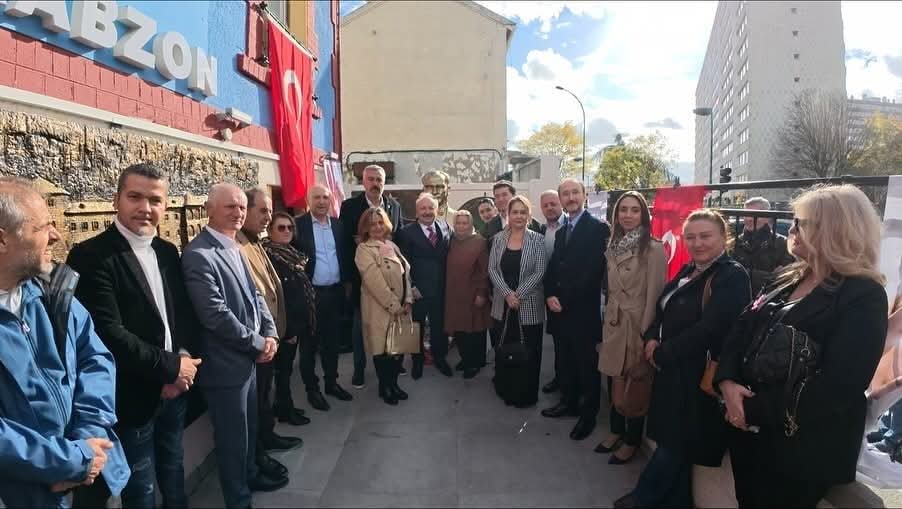 Paris’te Atatürk Büstü Önünde Anlamlı Buluşma