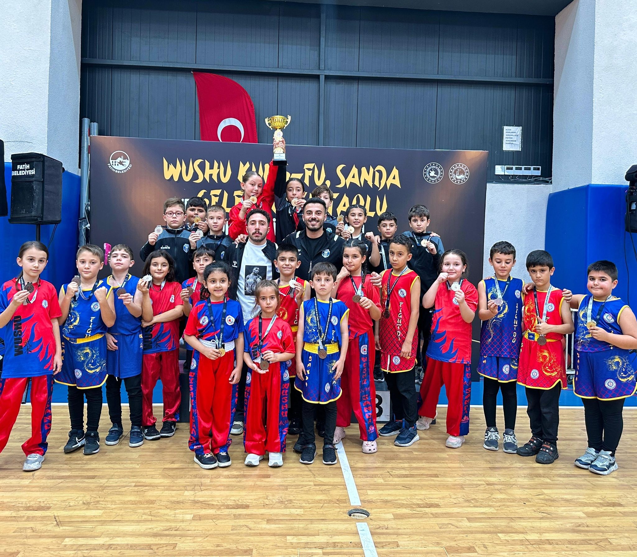 Minikler 3 Yıl Üst Üste İstanbul Şampiyonu! Sultangazili Minik Sporculardan Bir Müsabakadan Tam 24 Madalya!