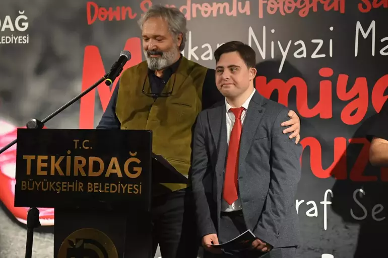 Down sendromlu sanatçı Madaslı’nın ‘Masumiyetin Kırmızısı’ serigisi Tekirdağ’da