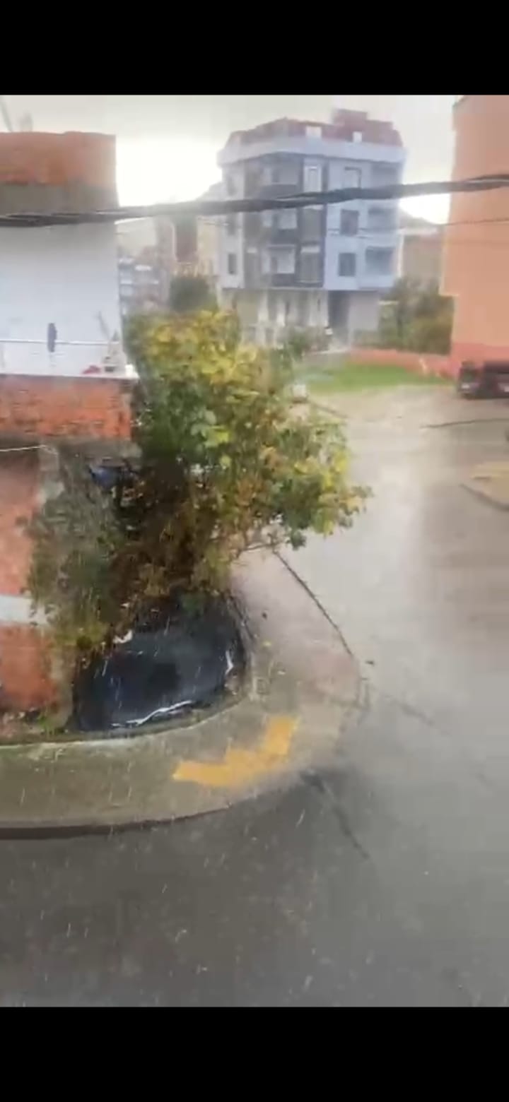 Arnavutköy’de Yağmur Doluya Döndü: Ceviz Büyüklüğünde Dolu Yağdı