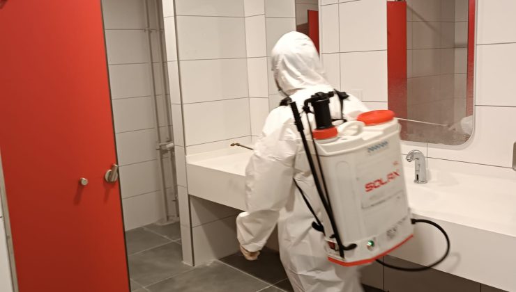 Bayrampaşa Belediyesi okulları dezenfekte ediyor