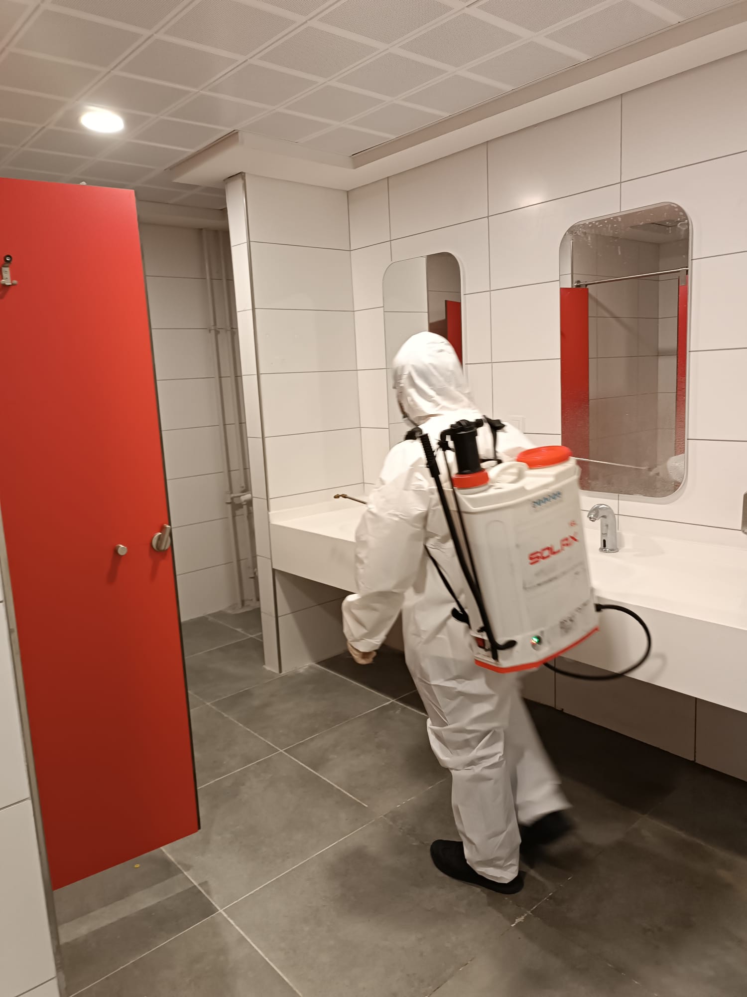 Bayrampaşa Belediyesi okulları dezenfekte ediyor