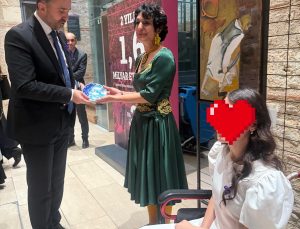 3 Aralık Dünya Engelliler Günü’nde Ömer Turan ve Meryem Günana’dan Duygusal Resim Sergisi: Pieter Bruegel’in Flemenk Atasözleri Benzeşimi