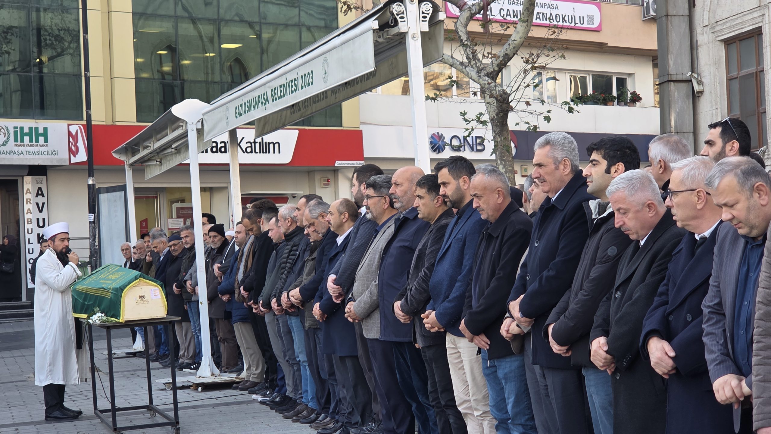 Gaziosmanpaşa’nın Sevilen İsmi Ahmet Çelik’in Eşi Tülay Çelik Vefat Etti: Sevenleri Gözyaşlarıyla Uğurladı!
