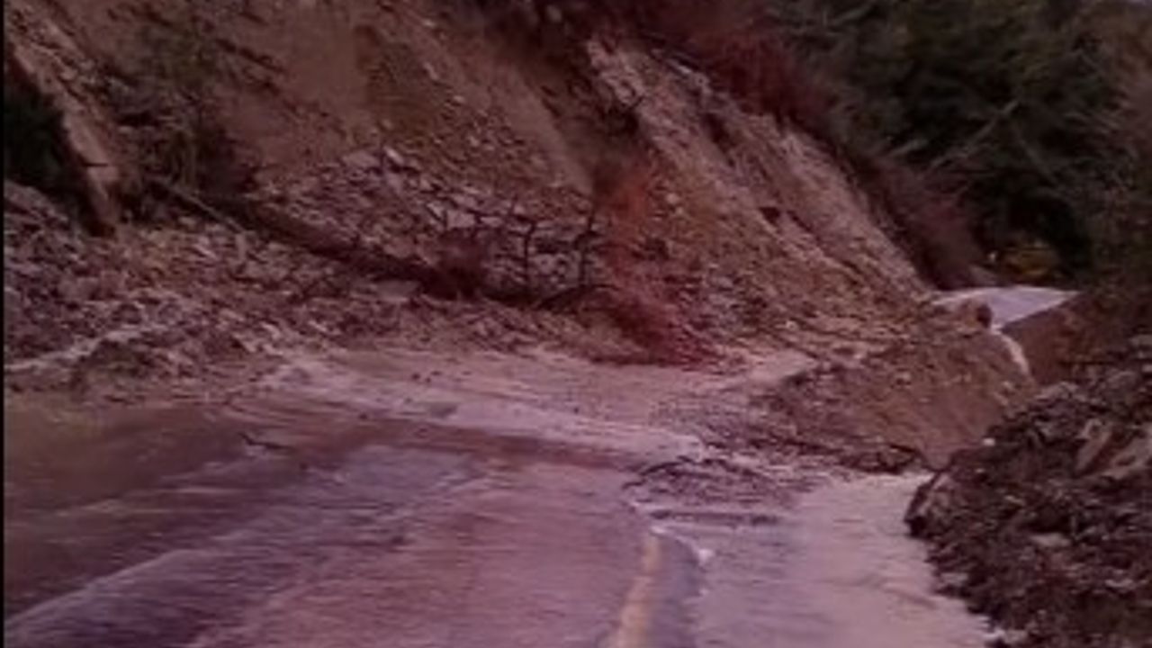Kastamonu’nun Cide ilçesine bağlı Alayazı Köyü yolunda heyelan meydana geldi.