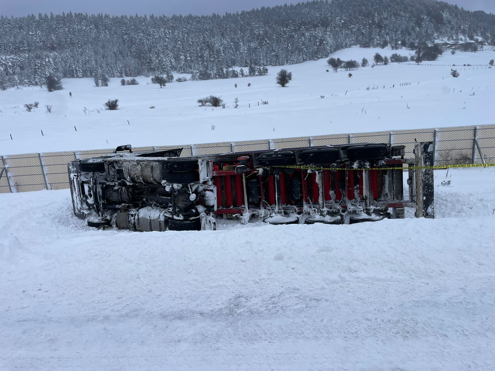 Kastamonu Ağlı’da Korku Dolu Anlar: Doğalgaz Yüklü Tır Yoğun Kar Nedeniyle Yan Yattı, Olası Facia Ucuz Atlatıldı!