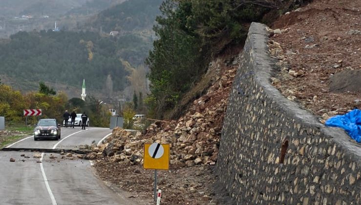 Kastamonu Cide-Bartın Yolu Dev Heyelanle Kapandı: Yol Denize Doğru Kaydı, Büyük Yarıklar Oluştu – Ulaşım Tamamen Durdu!