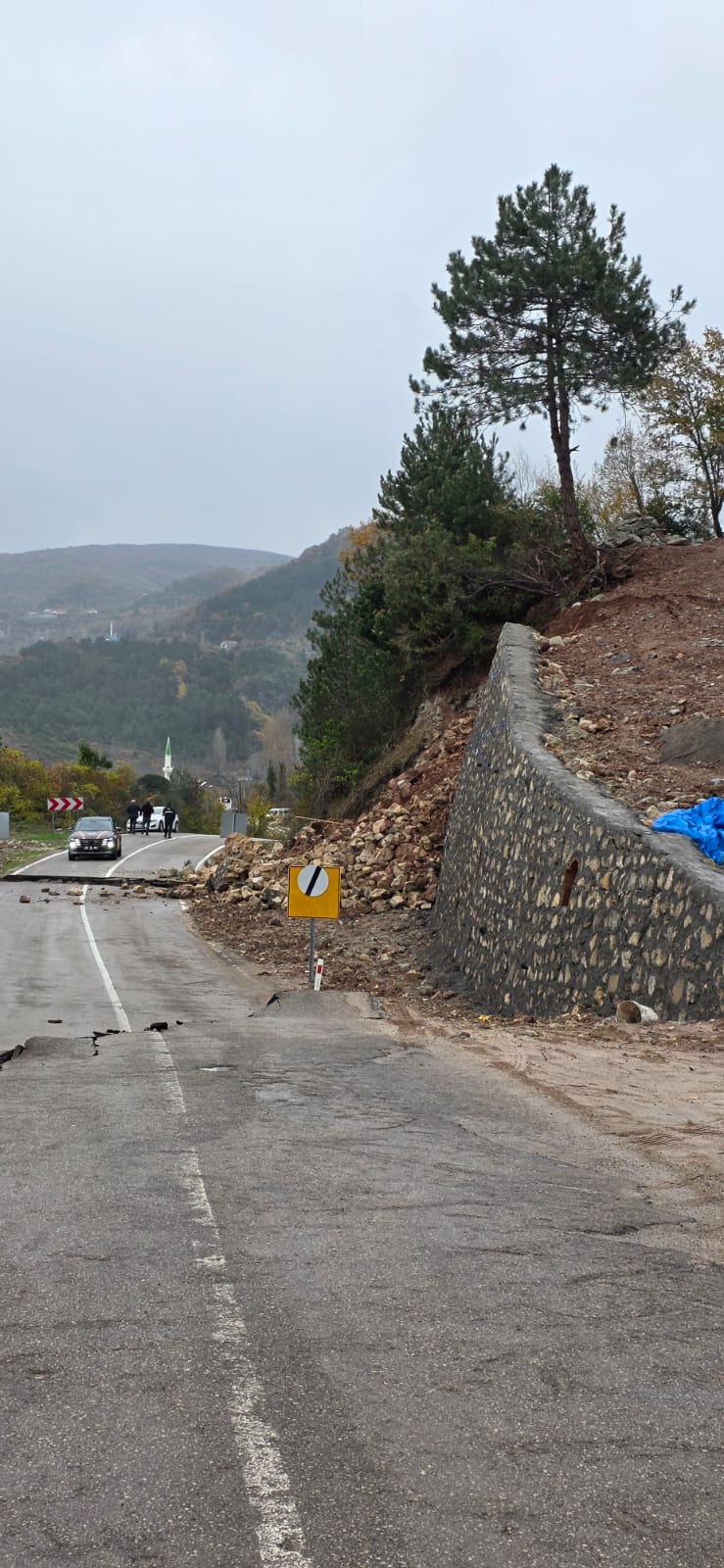 Kastamonu Cide-Bartın Yolu Dev Heyelanle Kapandı: Yol Denize Doğru Kaydı, Büyük Yarıklar Oluştu – Ulaşım Tamamen Durdu!