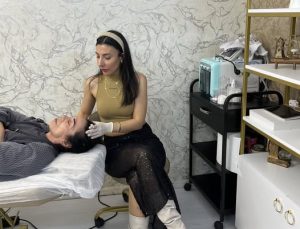 Güzellik Sektörünün İncisi: Ünlülerin Güzellik Uzmanı Kübra Çakmak Kimdir ve Neden Tercih Ediliyor?