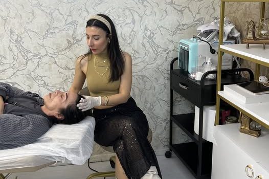 Güzellik Sektörünün İncisi: Ünlülerin Güzellik Uzmanı Kübra Çakmak Kimdir ve Neden Tercih Ediliyor?