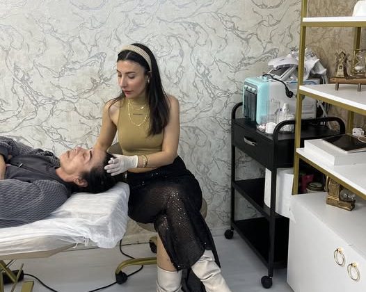 Güzellik Sektörünün İncisi: Ünlülerin Güzellik Uzmanı Kübra Çakmak Kimdir ve Neden Tercih Ediliyor?