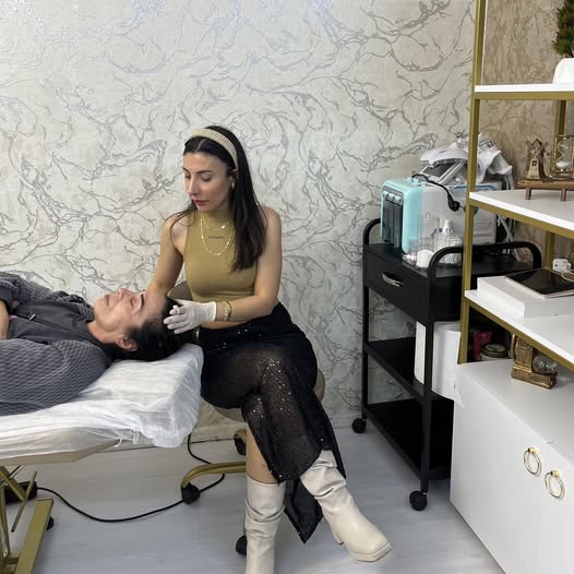 Güzellik Sektörünün İncisi: Ünlülerin Güzellik Uzmanı Kübra Çakmak Kimdir ve Neden Tercih Ediliyor?