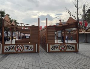 Gaziosmanpaşa Cumhuriyet Meydanı’nda İBB-İlçe Belediyesi Stant Krizi: Çevik Kuvvet Ablukası Altında Gerginlik Zirve Yaptı!