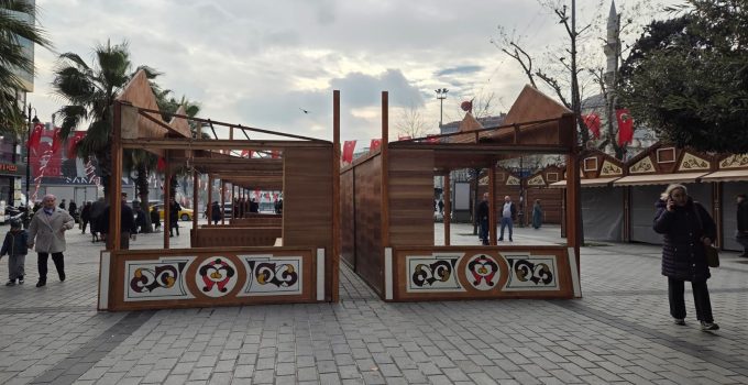 Gaziosmanpaşa Cumhuriyet Meydanı’nda İBB-İlçe Belediyesi Stant Krizi: Çevik Kuvvet Ablukası Altında Gerginlik Zirve Yaptı!