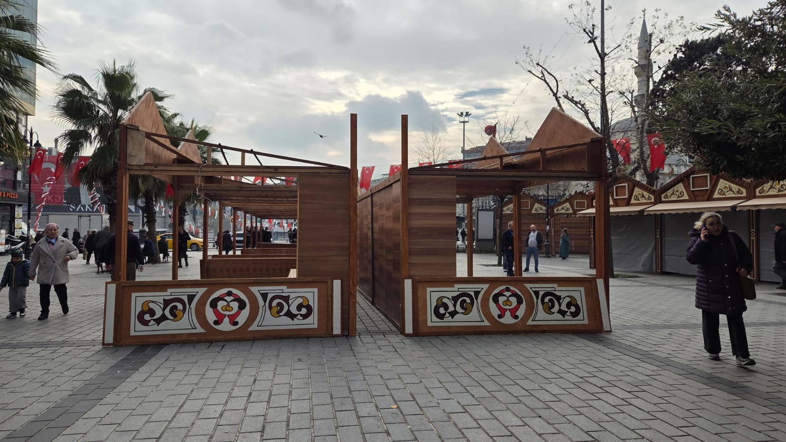 Gaziosmanpaşa Cumhuriyet Meydanı’nda İBB-İlçe Belediyesi Stant Krizi: Çevik Kuvvet Ablukası Altında Gerginlik Zirve Yaptı!