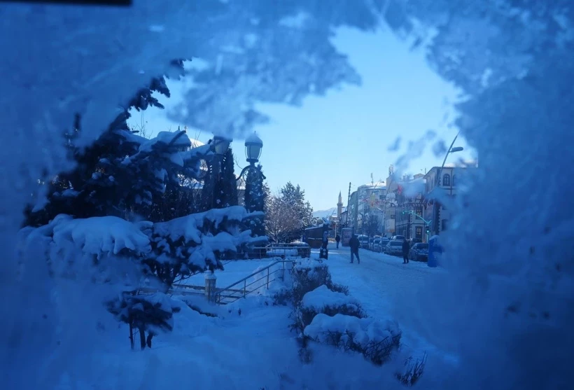 Türkiye’nin en soğuk yeri Erzurum oldu, çeşmeler buz tuttu