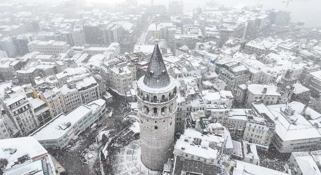 İstanbul İçin Kuvvetli Kar Uyarısı: Pazar Karla Karışık Yağmur, Pazartesi Yoğun Kar Yağışı Bekleniyor – Vatandaşlar Tedbirli Olsun!