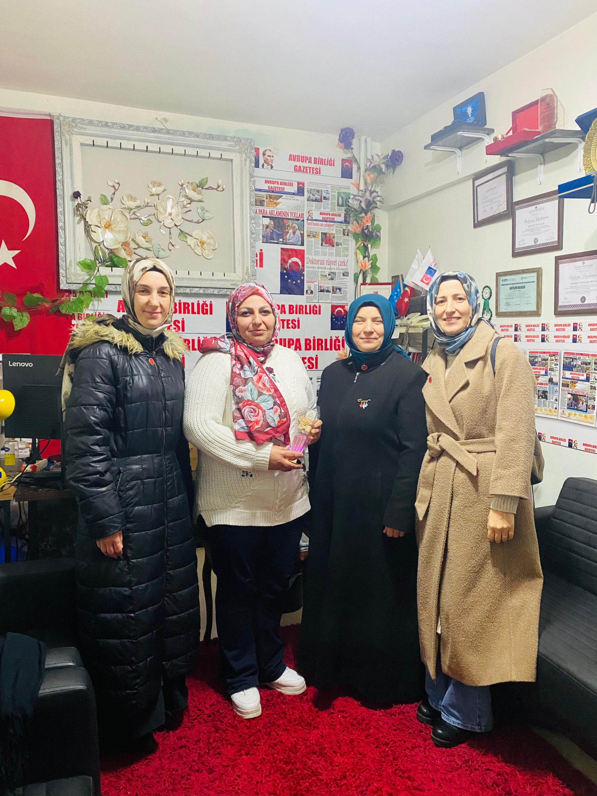 Saadet Partisi Gaziosmanpaşa Kadın Kolları’ndan Nezaket Ziyareti: Avrupa Birliği Gazetesi’ni Ziyaret Ettiler, 10 Ocak’ı Kutladılar!