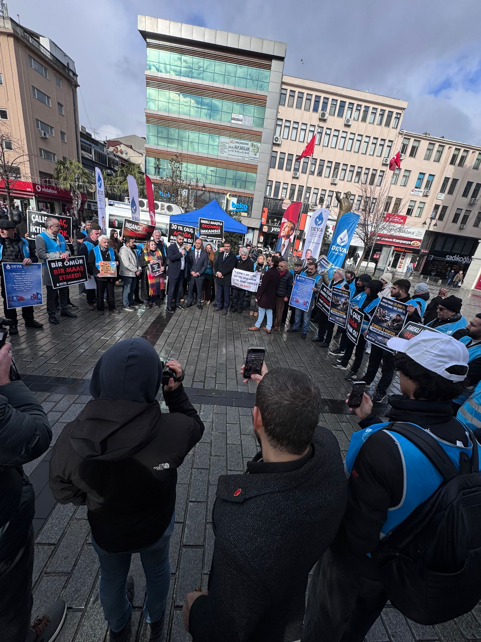 Asgari ücrette yapılan zam Deva Partisi tarafından protesto edildi.