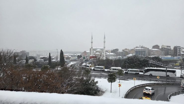 İstanbul Sabah Saatlerinde Beyaz Örtüyle Uyandı: