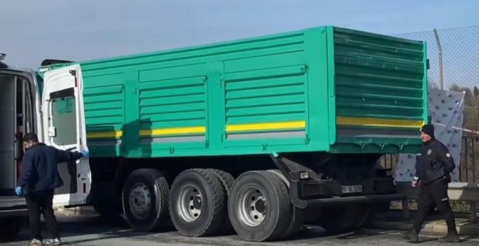 Başakşehir’de Korkunç Kamyon Kazası: Şoför Ali Çevik Kabinin Altında Kalarak Hayatını Kaybetti