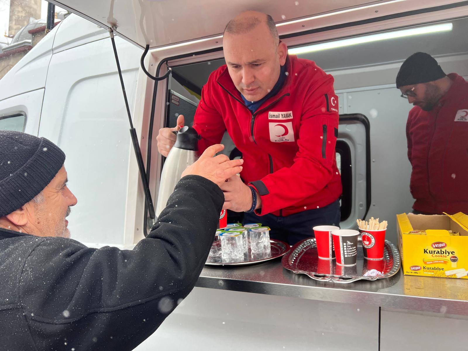 Gaziosmanpaşa Kızılay’dan Karlı Havaya Sıcak Dokunuş: İlçe ve Küçükköy Meydanlarında Vatandaşlara Çay, Kek ve Meyve Suyu İkramı!