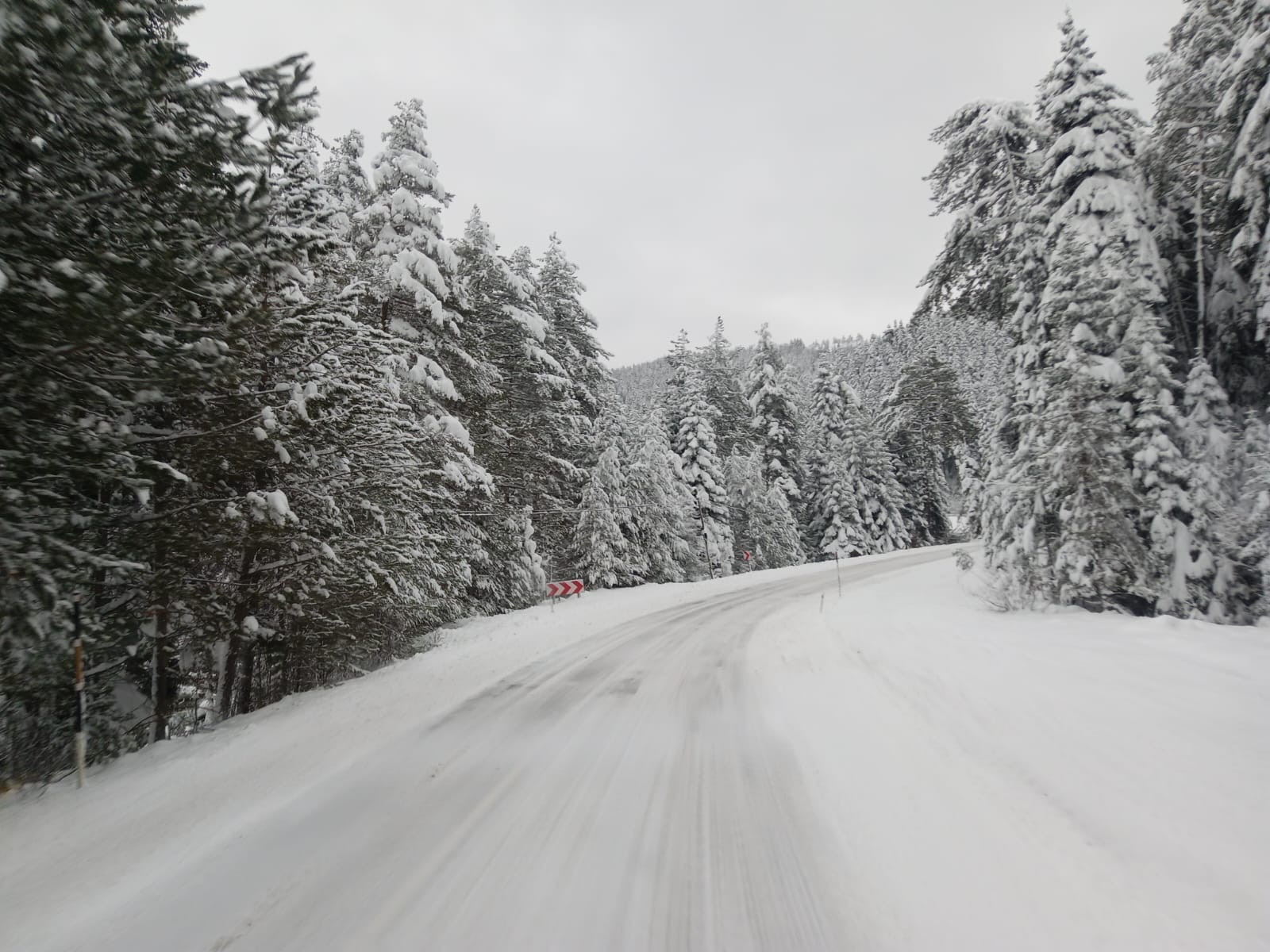 Cide’de Kar Fırtınası: Yer Yer 2 Metre Kar Kalınlığı, Kartpostallık Manzaralar ve Beyaz Gelinlik!