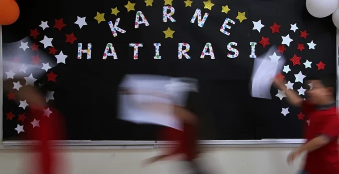 2026 Karne Günü: Okullar Yarım Gün Mü Olacak? MEB Son Dakika Açıklamaları ve Karne Dağıtım Saatleri