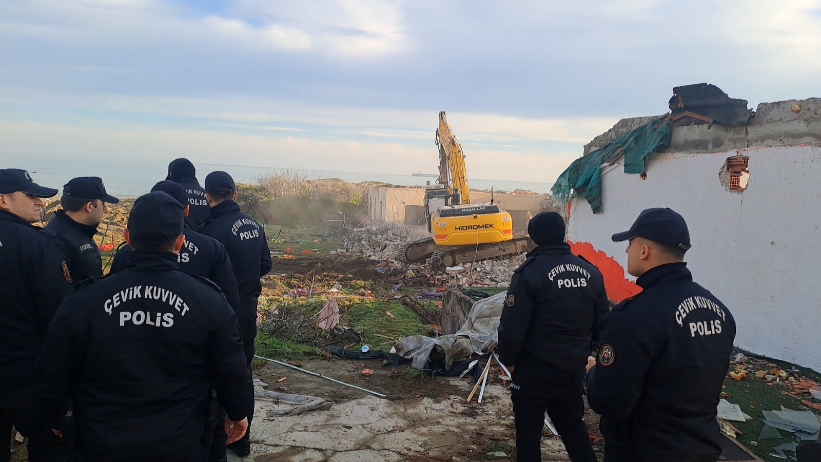 Karasu Sahilinde Kaçak Yapılara Yıkım: 9 Kilometrelik Kıyı Halkın Kullanımına Açılıyor
