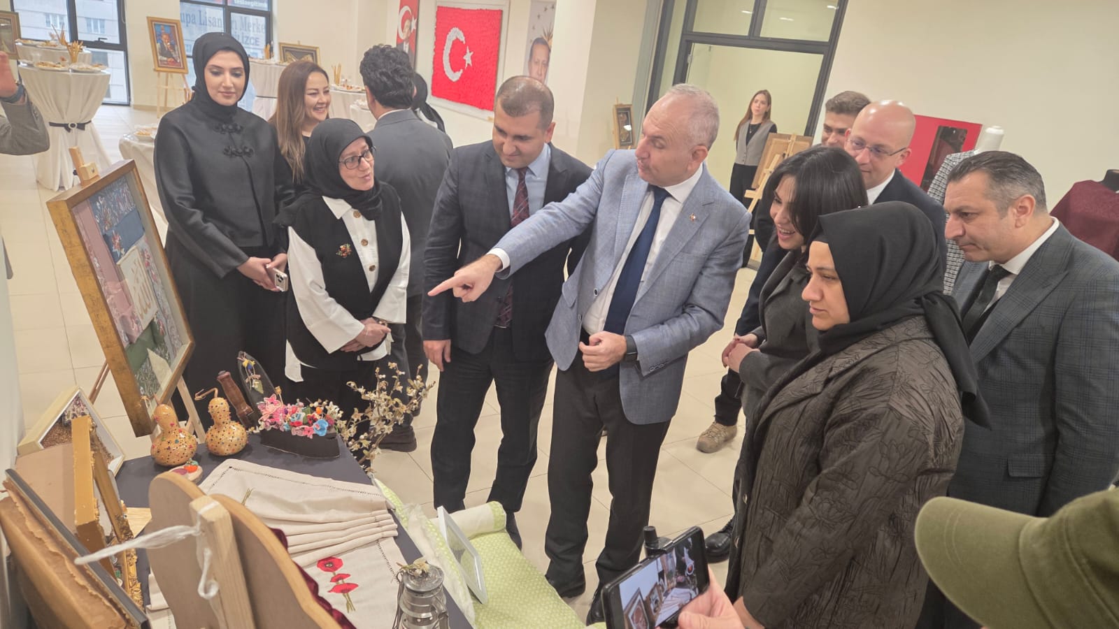 Gaziosmanpaşa’da Kadınlara Meslek Kazandıran Muhteşem Mezuniyet Töreni: ADEM ve SODAM Kursları Sertifikalarını Verdi!