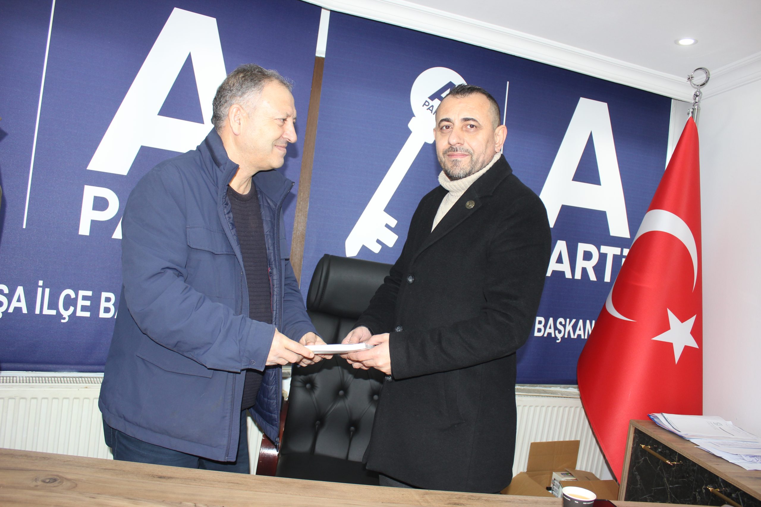 Yarbay Işık Anahtar Parti’ye Geçti! Yıldız Tabya Radyocusu 100 Üye ile Partiye Katıldı, “İkinci Evim” Dedi