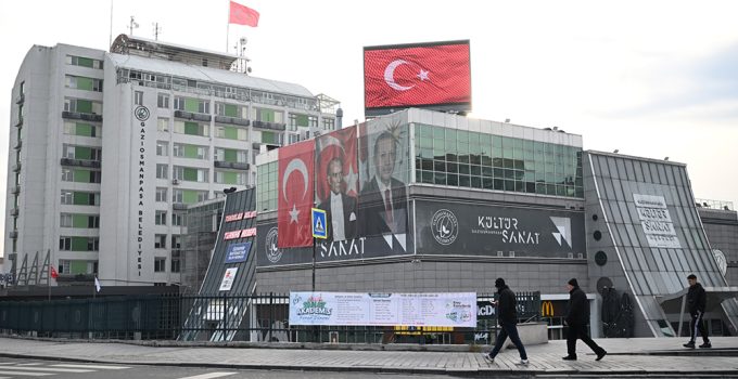HAİN PROVOKASYONA KARŞI GAZİOSMANPAŞA’DA EKRANLAR TÜRK BAYRAĞIYLA DONATILDI